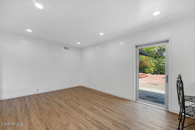 1558 Norwich Avenue, Thousand Oaks CA: https://media.crmls.org/mediaz/70998389-b868-462b-b385-d149b9ec4f4e.jpg