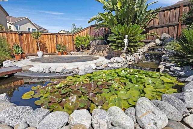 2288 Jessica Way, Tracy CA: https://media.crmls.org/mediaz/7099c61d-166c-4504-a22b-d38b4fbd1c3a.jpg