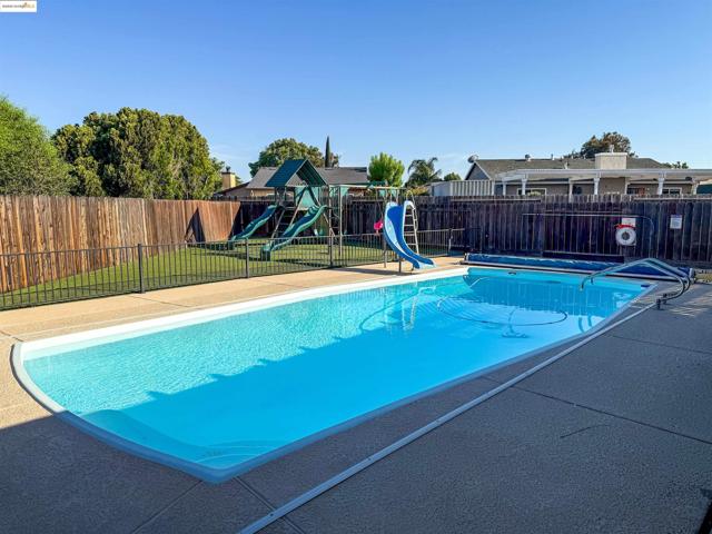 166 Norman Ct, Tracy CA: https://media.crmls.org/mediaz/7099ffdb-066b-4610-8311-e938e914c074.jpg