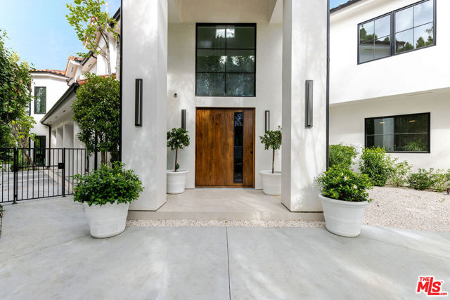 5192 Parkway Calabasas, Calabasas CA: https://media.crmls.org/mediaz/709a28bf-bfb7-4ec6-9c89-d998c24c5f9e.jpg