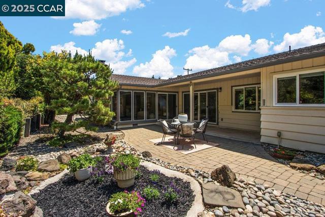 1 Aspinwall Ct, Orinda CA: https://media.crmls.org/mediaz/709beabc-2533-498b-a52b-a22258b59789.jpg