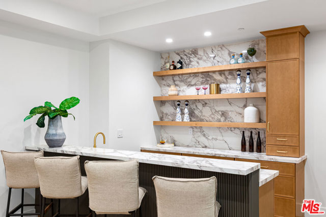 2565 Patricia Avenue, Los Angeles CA: https://media.crmls.org/mediaz/709c5d08-f042-4261-a68c-21710f1e47f9.jpg