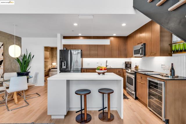 311 Oak St, Oakland CA: https://media.crmls.org/mediaz/709cc249-0c2f-49a3-9188-ebf11c19a44d.jpg