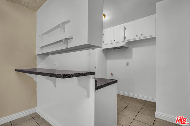 1087 W 39th Street, Los Angeles CA: https://media.crmls.org/mediaz/709d7330-1316-459a-ab61-546e9a78e287.jpg
