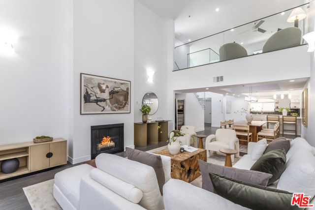 410 S Barrington Avenue, Los Angeles CA: https://media.crmls.org/mediaz/709dadaa-95ff-4e7d-8212-10086160dd63.jpg