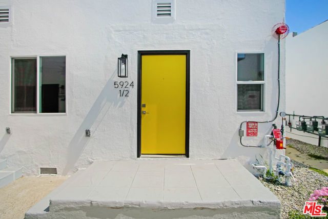 5926 S Hoover Street, Los Angeles CA: https://media.crmls.org/mediaz/709ddb5f-50bf-427c-a637-91062ca46346.jpg