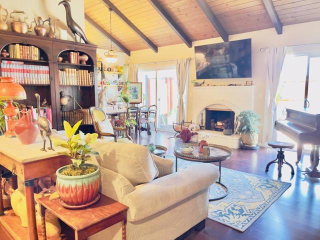 1561 Valdez Circle, Salinas CA: https://media.crmls.org/mediaz/709e0477-cb1d-44a6-8bee-cb7c40e63385.jpg