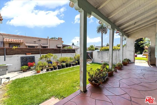 2435 S Dunsmuir Avenue, Los Angeles CA: https://media.crmls.org/mediaz/709e4927-3fe7-402f-9bc9-5f2b003426d6.jpg