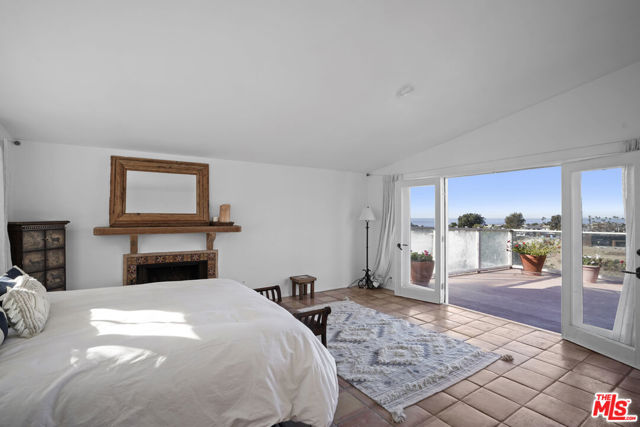 6855 Dume Drive, Malibu CA: https://media.crmls.org/mediaz/709ff87e-99b2-487a-b758-077846297a62.jpg