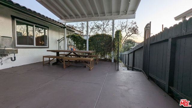 4925 W 20th Street, Los Angeles CA: https://media.crmls.org/mediaz/70a06712-e67f-47b2-82b2-b137649ecb1d.jpg