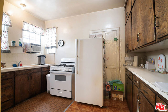 539 N Poinsettia Place, Los Angeles CA: https://media.crmls.org/mediaz/70a2636a-9ab9-44ea-a315-374bb8b3d8fe.jpg