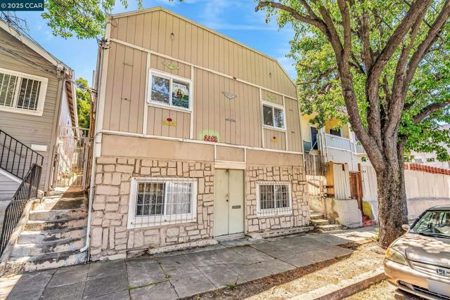 2150 35Th Ave, Oakland CA: https://media.crmls.org/mediaz/70a2a178-152a-4045-a12f-5c5ce43cfd19.jpg