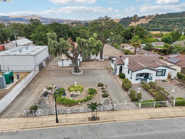 11768 Main St, Sunol CA: https://media.crmls.org/mediaz/70a2a339-6457-4656-be18-e87bfcc1fcd2.jpg