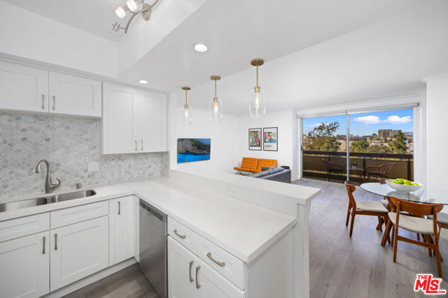 321 S San Vicente Boulevard, Los Angeles CA: https://media.crmls.org/mediaz/70a2b275-2a95-4f46-9c24-4656ed01524e.jpg