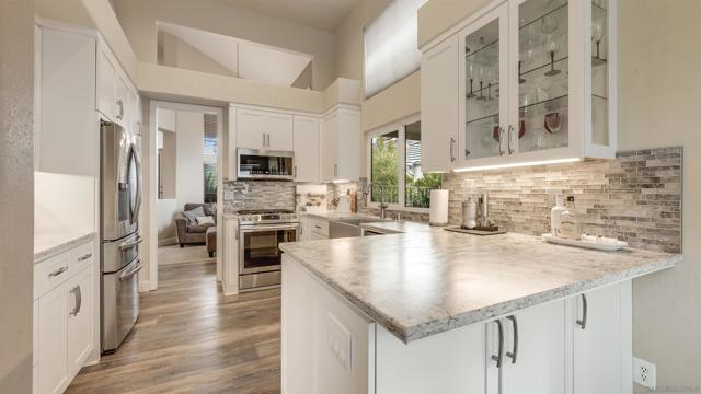 2352 Rock Crest Gln, Escondido CA: https://media.crmls.org/mediaz/70a31ff0-89bc-4194-8707-fbff7d21ff2d.jpg