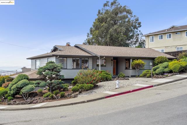 8499 Aster Ave, Oakland CA: https://media.crmls.org/mediaz/70a320db-b214-4d7b-b845-8271e450d388.jpg