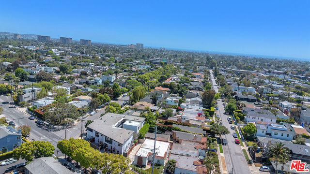 2001 Penmar Avenue, Venice CA: https://media.crmls.org/mediaz/70a3e38a-952f-4985-848b-ced42327621f.jpg