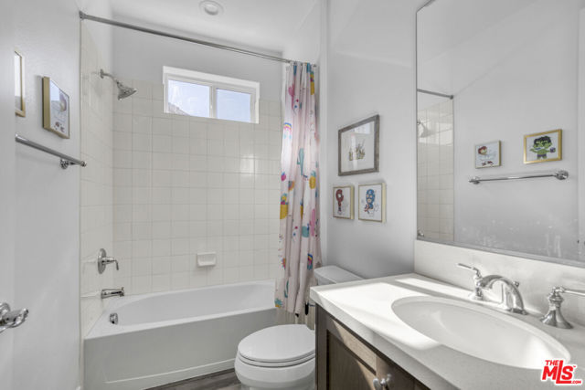 12333 N Finch Court, Porter Ranch CA: https://media.crmls.org/mediaz/70a41346-ed6d-4819-a31b-bb8f2af7a4be.jpg