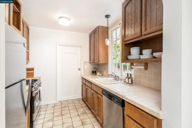 6 View St, Vallejo CA: https://media.crmls.org/mediaz/70a46e51-72fb-4bdd-9b49-8ad401a58449.jpg