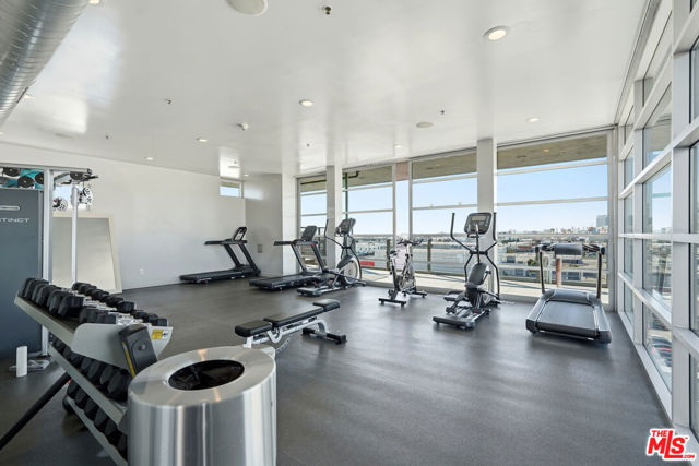 530 S Hewitt Street, Los Angeles CA: https://media.crmls.org/mediaz/70a49a28-1224-4bd5-9381-db02f8b5f343.jpg