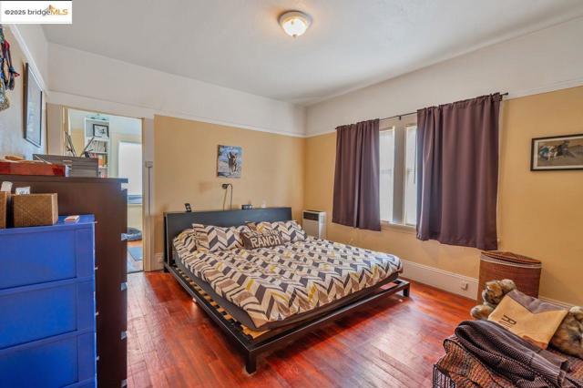 5537 Claremont Ave, Oakland CA: https://media.crmls.org/mediaz/70a4b21b-43a1-4dd9-b879-13985aa465e9.jpg