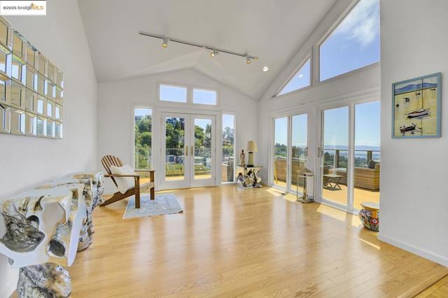 7075 Elverton Dr, Oakland CA: https://media.crmls.org/mediaz/70a550fa-bf0e-4c20-81a4-9eb794798a45.jpg