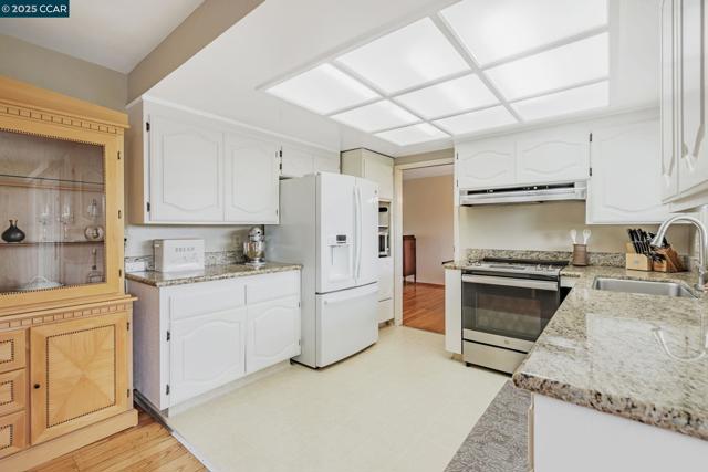 92 Gaywood Pl, Moraga CA: https://media.crmls.org/mediaz/70a64508-2f3e-4995-9dc0-cd36b19d0e5b.jpg