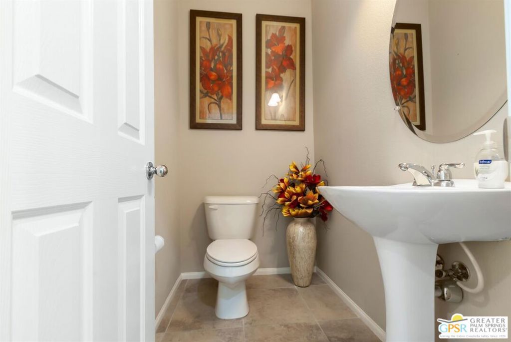 https://media.crmls.org/mediaz/70a77182-432a-4aa7-b4ff-2d4f2f2d4fb4.jpg?preset=X-Large