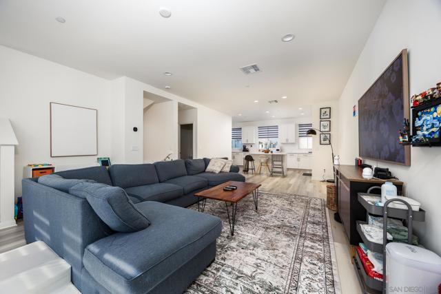 210 Liberty Way, Oceanside CA: https://media.crmls.org/mediaz/70a7d024-99be-4d0a-8b50-709df71c4bb0.jpg