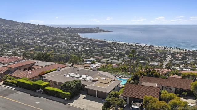 8390 Prestwick Dr, La Jolla CA: https://media.crmls.org/mediaz/70a900ef-d6f3-45f8-ba0e-d87678219fb7.jpg