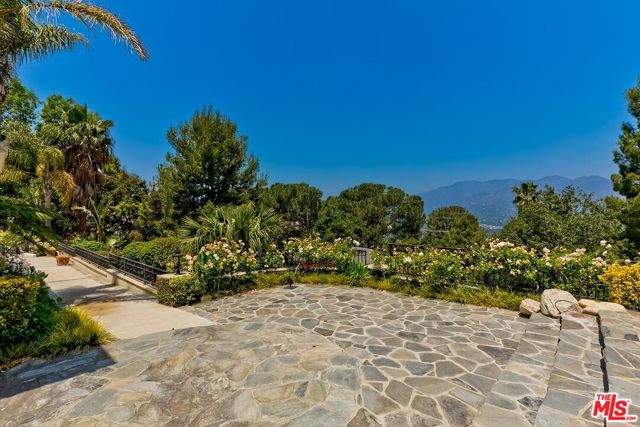 732 Saint Katherine Drive, La Canada Flintridge CA: https://media.crmls.org/mediaz/70a95a7d-6d04-45e1-9bac-cd7e18dfacea.jpg