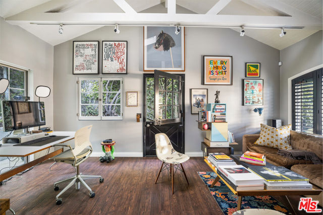 1801 San Ysidro Drive, Beverly Hills CA: https://media.crmls.org/mediaz/70a96579-d650-40be-bf74-645b019a3b89.jpg