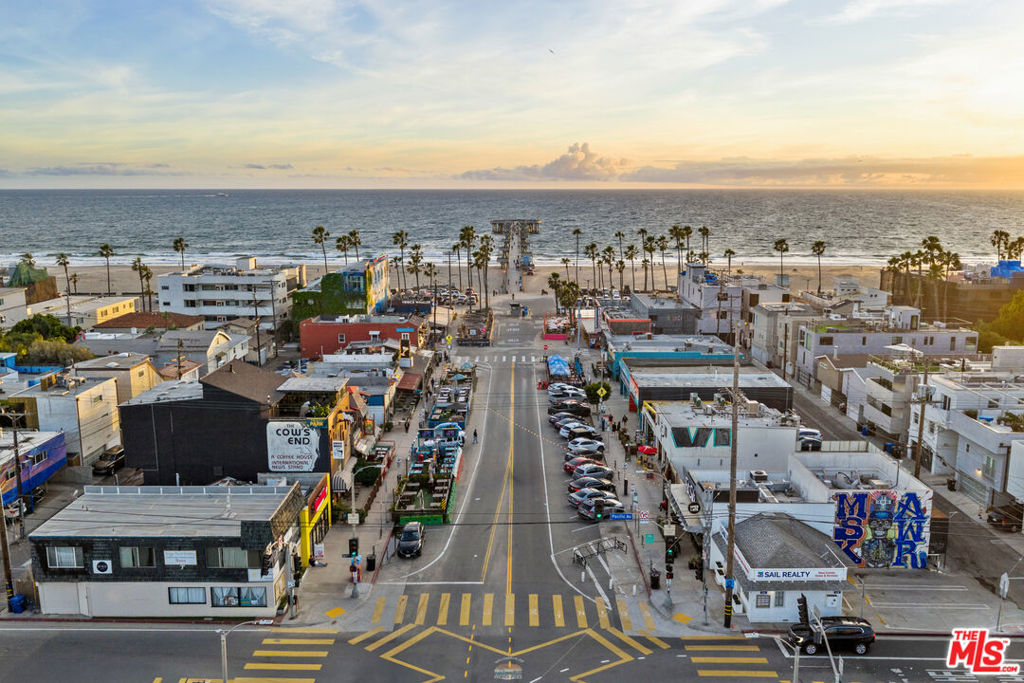 https://media.crmls.org/mediaz/70ab2eb2-91d4-44c8-932b-048108f76b6c.jpg?preset=X-Large
