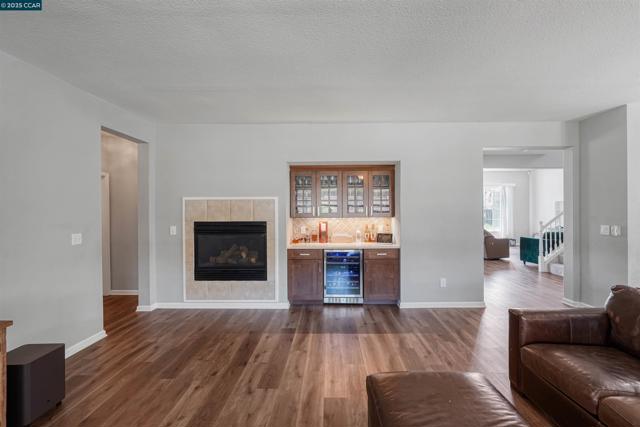 812 Westgate Drive, Vacaville CA: https://media.crmls.org/mediaz/70ab9833-8c74-4733-a860-3fb9488f4ad7.jpg