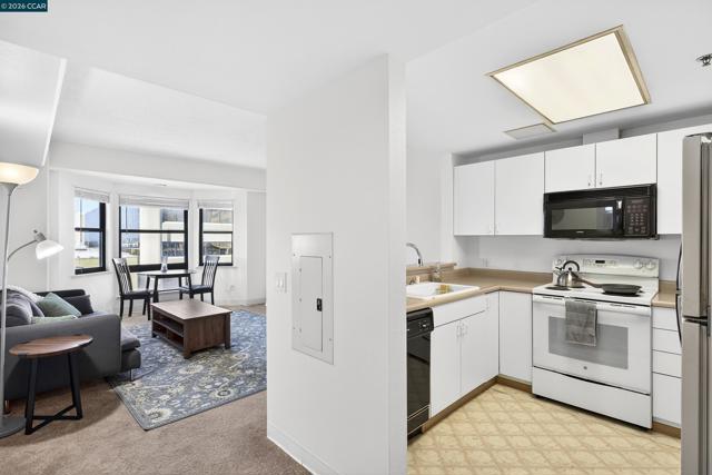 988 Franklin St, Oakland CA: https://media.crmls.org/mediaz/70ac45f4-95f3-446f-8f7f-2a181ed74de1.jpg