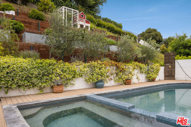 4039 Fairway Boulevard, View Park CA: https://media.crmls.org/mediaz/70adbfc3-f9b7-4bbf-b9fa-92b975ba4681.jpg