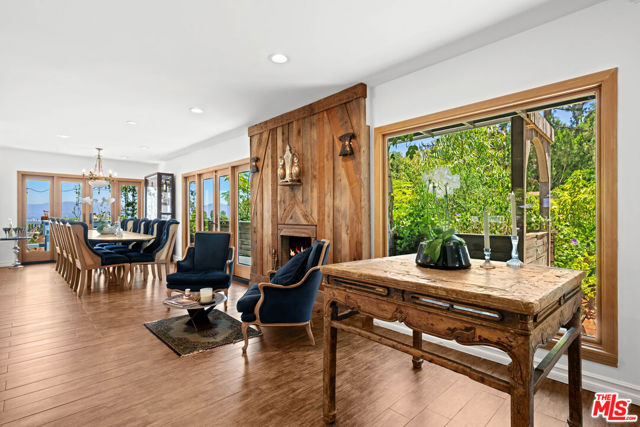 16582 Calneva Drive, Encino CA: https://media.crmls.org/mediaz/70aec763-6a35-4e5c-9743-8110533d31e8.jpg