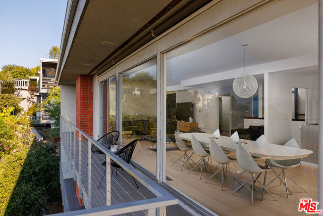 3268 Wrightwood Drive, Studio City CA: https://media.crmls.org/mediaz/70aeff79-cd65-47e4-9f53-07a60ba2dcf7.jpg