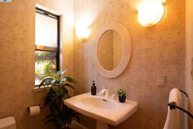 351 El Toyonal, Orinda CA: https://media.crmls.org/mediaz/70af740e-41df-45ed-b23d-07c407eb0874.jpg