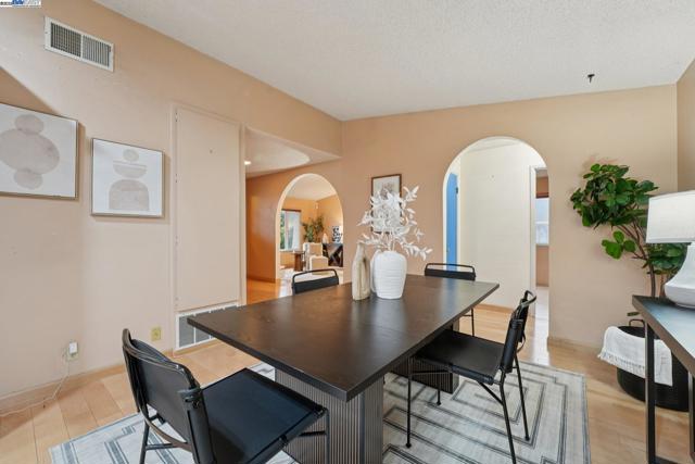 4942 Rocklin Dr, Union City CA: https://media.crmls.org/mediaz/70aff946-2f15-4966-8487-836c121f049a.jpg