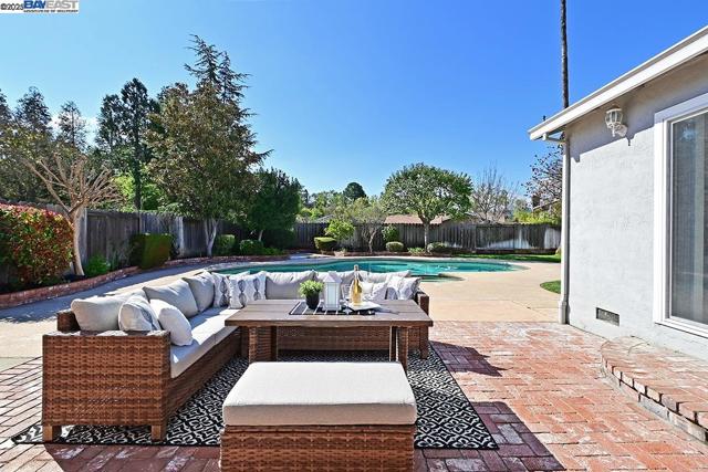 573 Junipero St, Pleasanton CA: https://media.crmls.org/mediaz/70b073e3-6c04-4f9a-aeca-e5f256588fb8.jpg