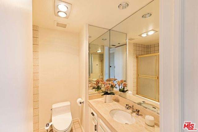 300 N Swall Drive, Beverly Hills CA: https://media.crmls.org/mediaz/70b1317e-2d89-42a9-92c9-c526082e57a8.jpg