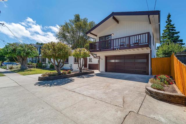 824 14th Ave, Menlo Park CA: https://media.crmls.org/mediaz/70b1b946-bfcd-4c4b-bdd2-c3c6e4b9931c.jpg