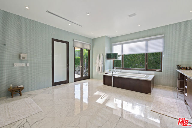 623 N ALTA Drive, Beverly Hills CA: https://media.crmls.org/mediaz/70b24363-c8e5-40c1-9a00-b88842b9844a.jpg