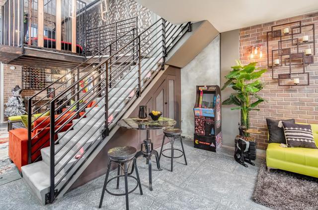 350 11th Avenue, San Diego CA: https://media.crmls.org/mediaz/70b2e327-876e-4662-9e09-9711d85d9c80.jpg