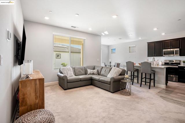 102 Coral St, Brentwood CA: https://media.crmls.org/mediaz/70b34e02-4c14-4017-b92c-4be4a1073937.jpg