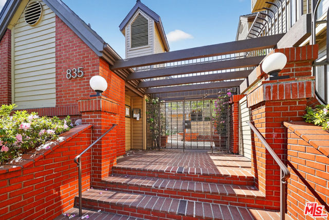 835 S Lucerne Boulevard, Los Angeles CA: https://media.crmls.org/mediaz/70b43801-4d50-4bae-a79b-82b1148e2b5f.jpg