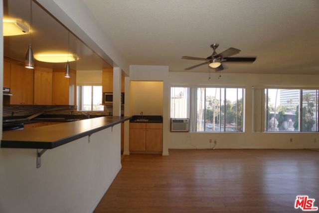 1033 6TH Street, Santa Monica CA: https://media.crmls.org/mediaz/70b61725-81ab-4e27-9d87-72769c0f33a9.jpg