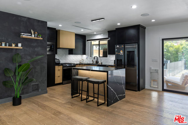 6610 Farralone Avenue, Woodland Hills CA: https://media.crmls.org/mediaz/70b745a8-bbb8-483e-87a2-e8f22a79044e.jpg