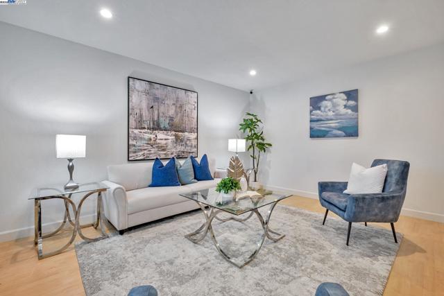 2716 Killdeer Ct, Union City CA: https://media.crmls.org/mediaz/70b755df-d967-4a7d-9f35-6ffbce084dfd.jpg